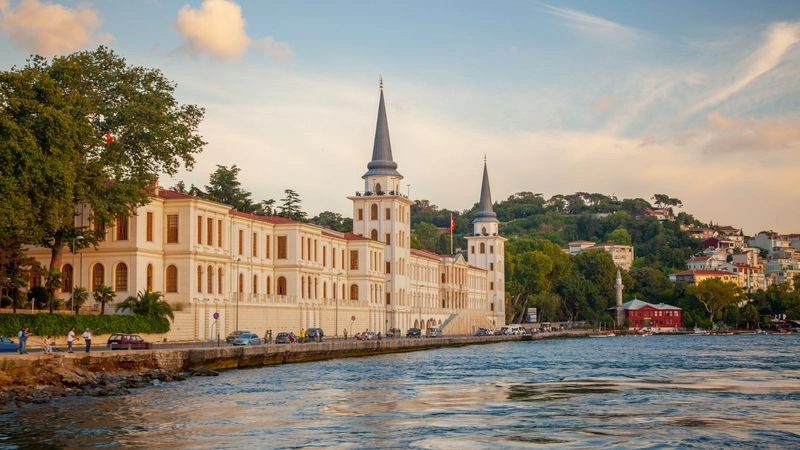 هتل&zwnj;های اسکودار استانبول از جمله اقامتگاه&zwnj;های جذاب این شهر هستند که در یکی از محله&zwnj;های تاریخی و دیدنی استانبول قرار دارند. اگرچه اسکودار به اندازه برخی مناطق توریستی دیگر پرطرفدار نیست، اما به دلیل نزدیکی به جاذبه&zwnj;های مهم و فضای منحصربه&zwnj;فرد خود، می&zwnj;تواند انتخابی متفاوت و دل&zwnj;نشین برای اقامت باشد.